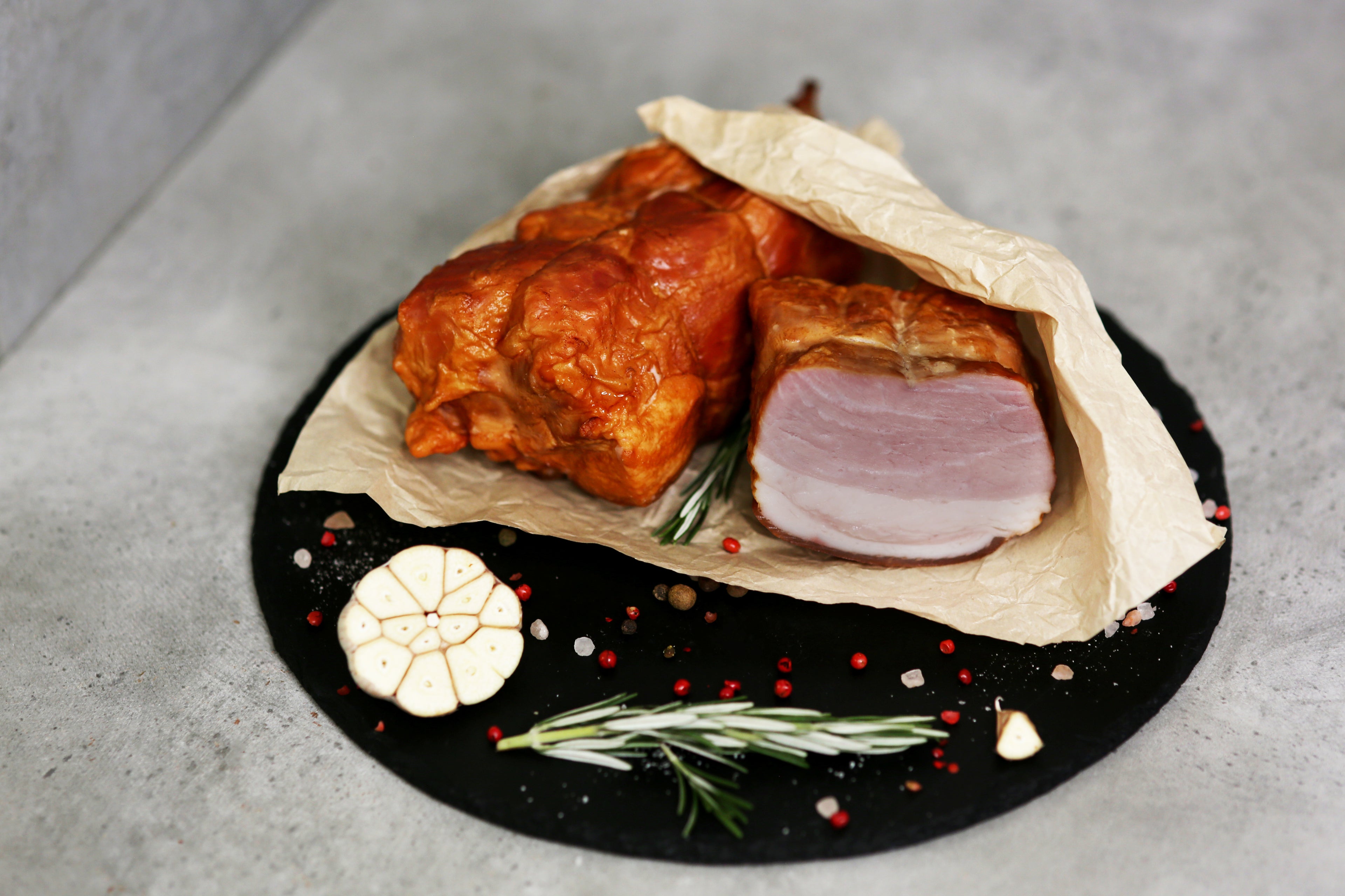 Karštai rūkyti kiaulienos kumpeliai 600g.