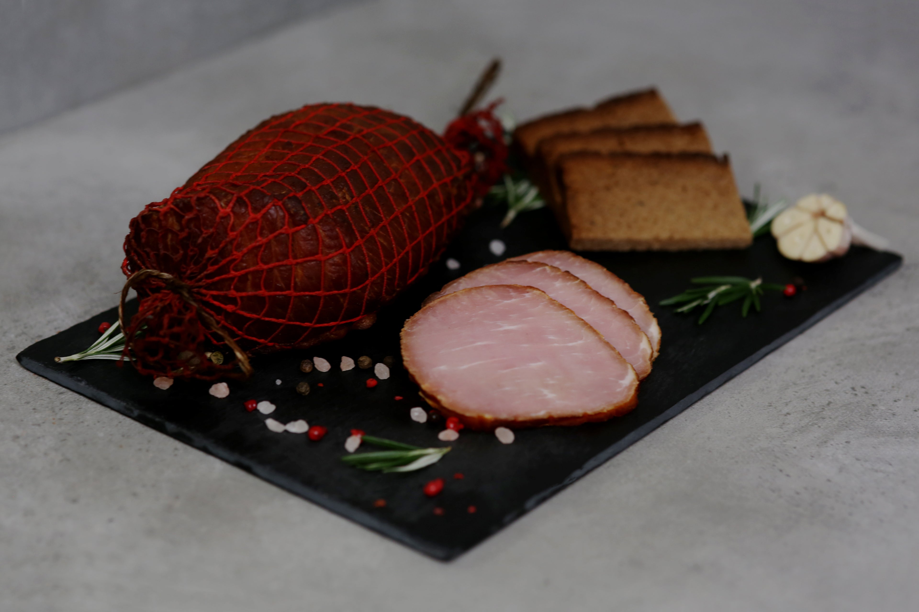 Šaltai rūkyta kiaulienos nugarinė 800g.